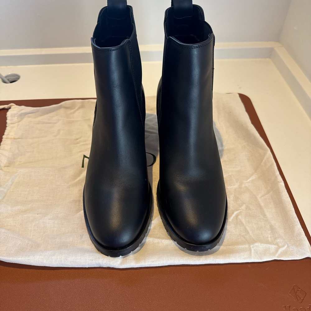Nisolo women’s Chelsea Lug Bootie Black size 9.5